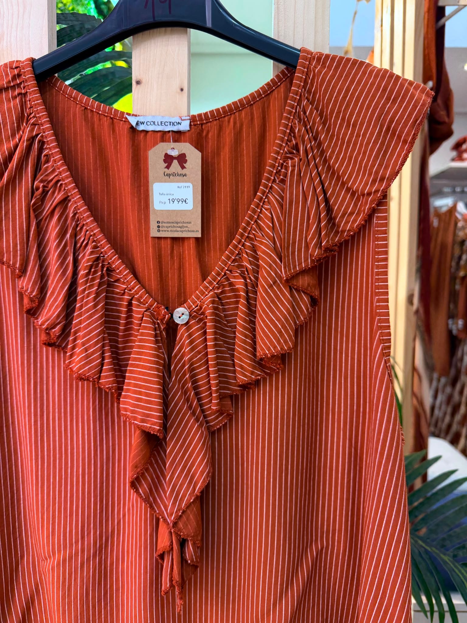 Camiseta de rayas con volantes en color teja