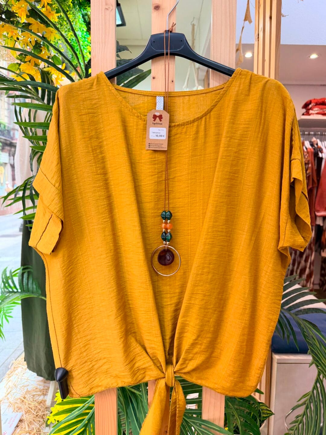 Camiseta con nudo y collar