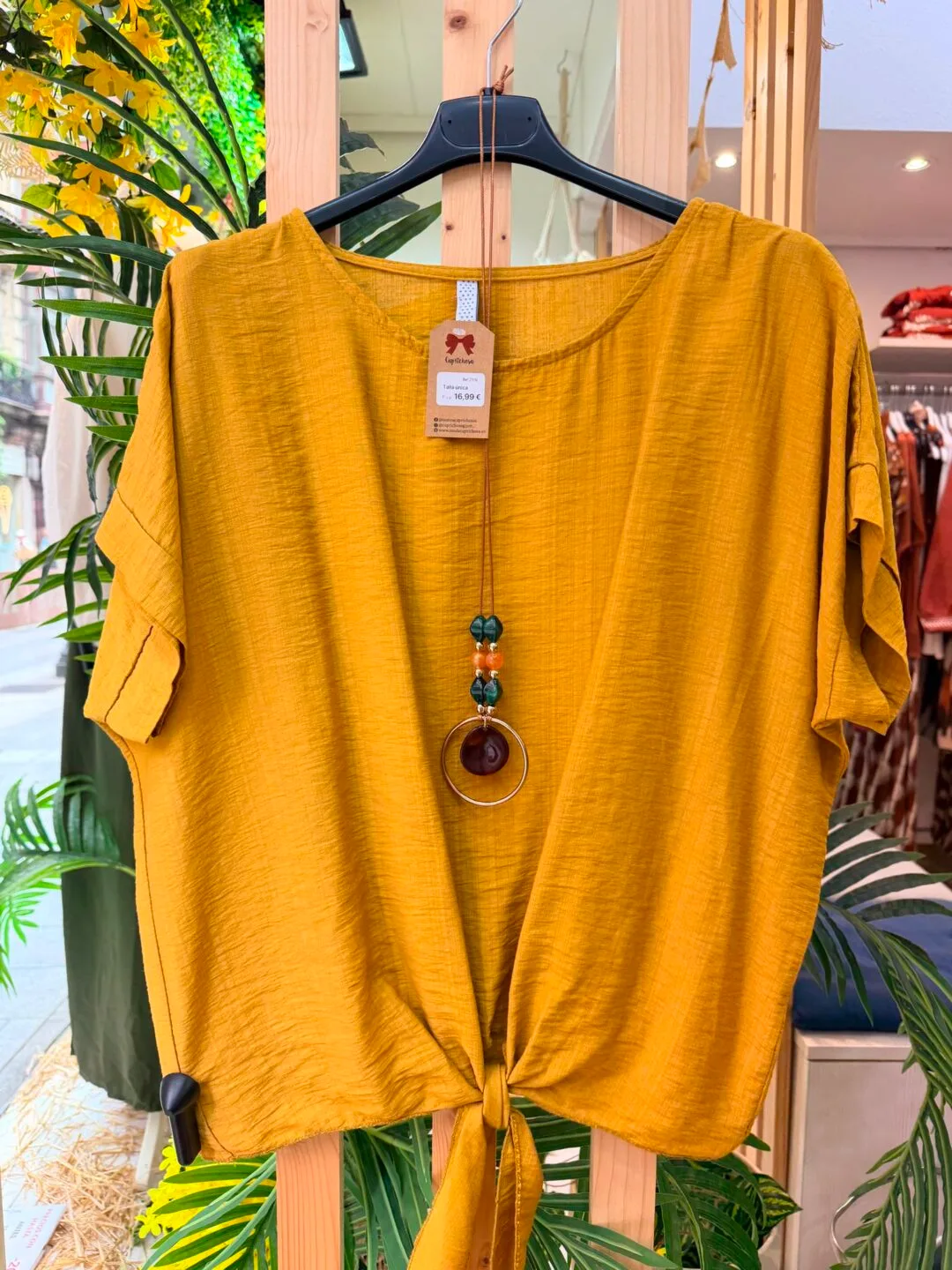 Camiseta con nudo y collar