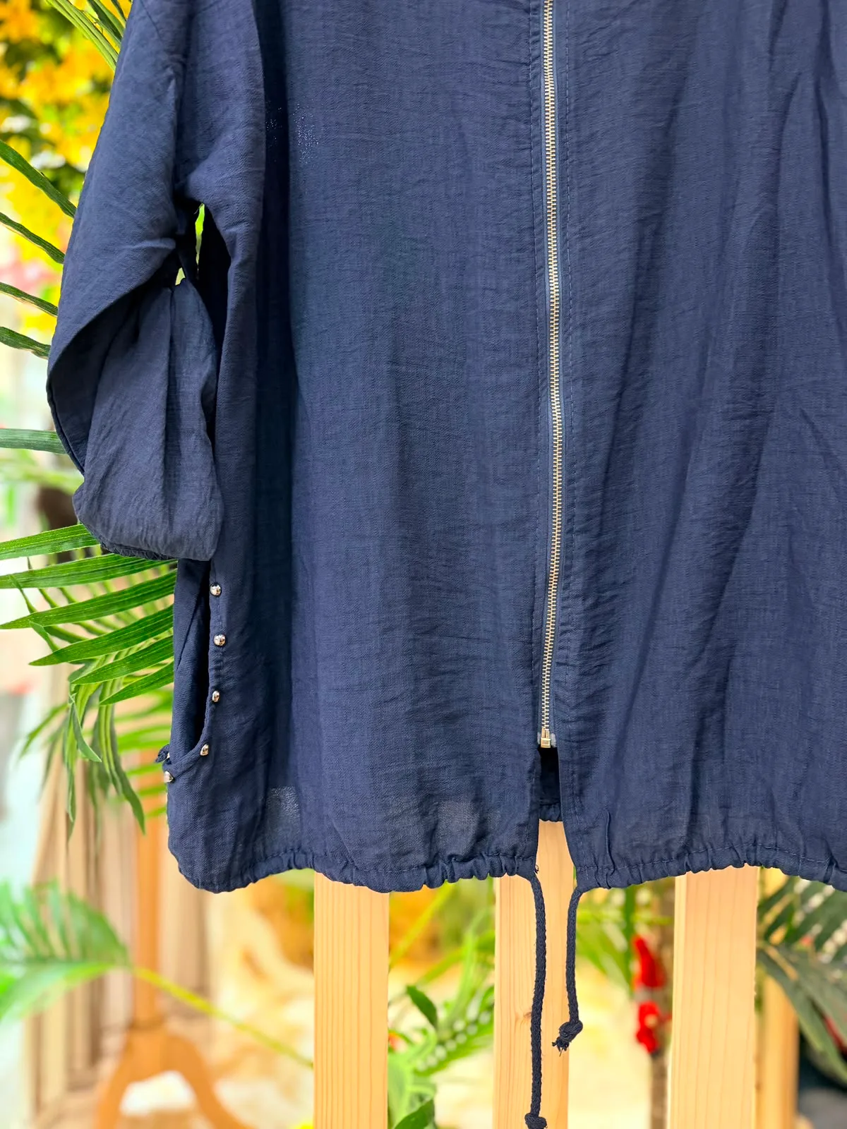 Chaqueta azul con capucha