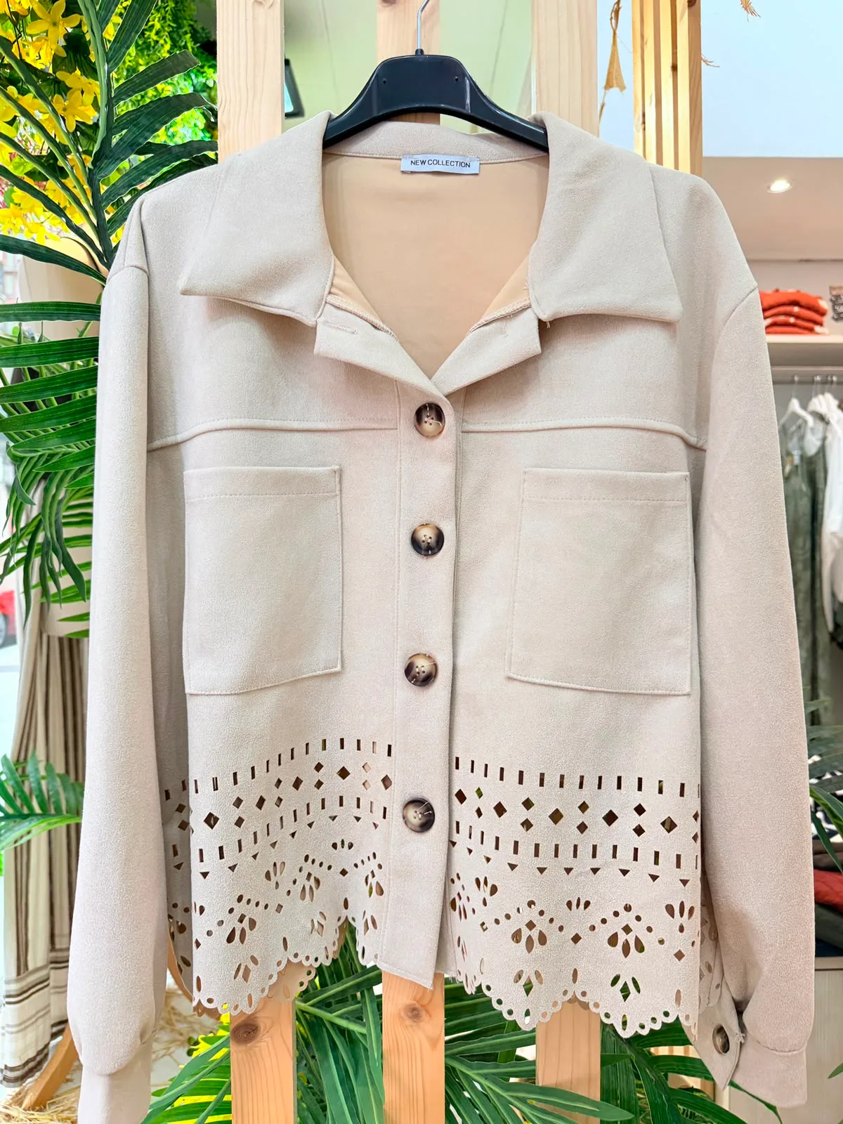 Chaqueta bordada con antelina