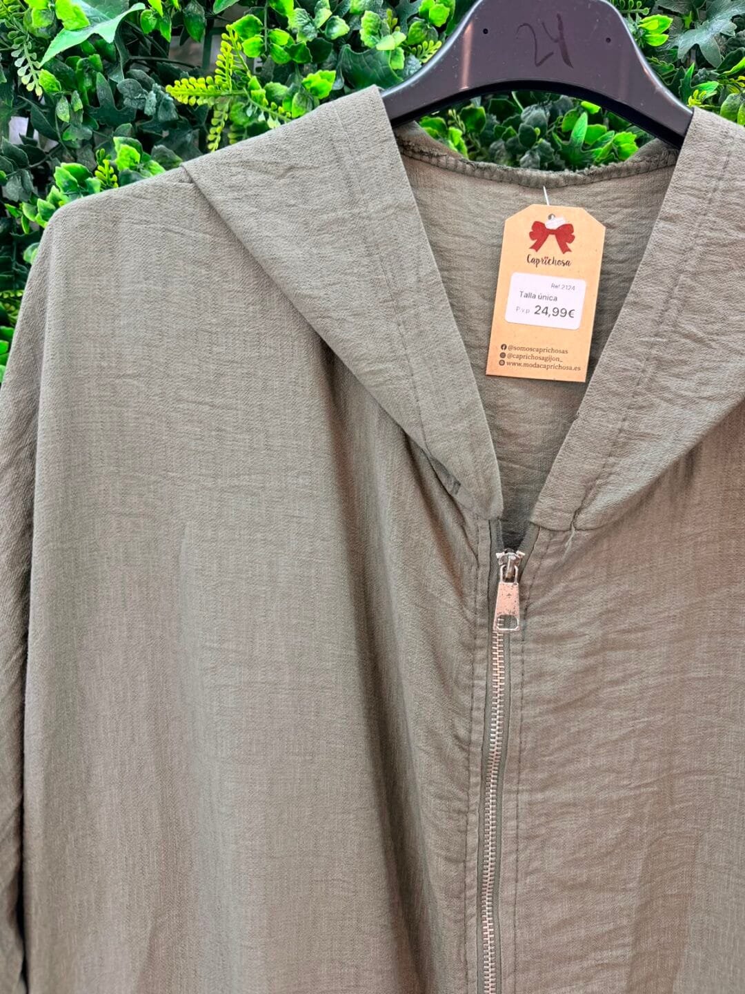 Chaqueta con tachuelas en los bolsillos
