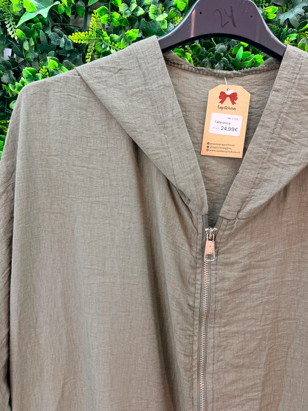 Chaqueta verde con capuchay tachuelas