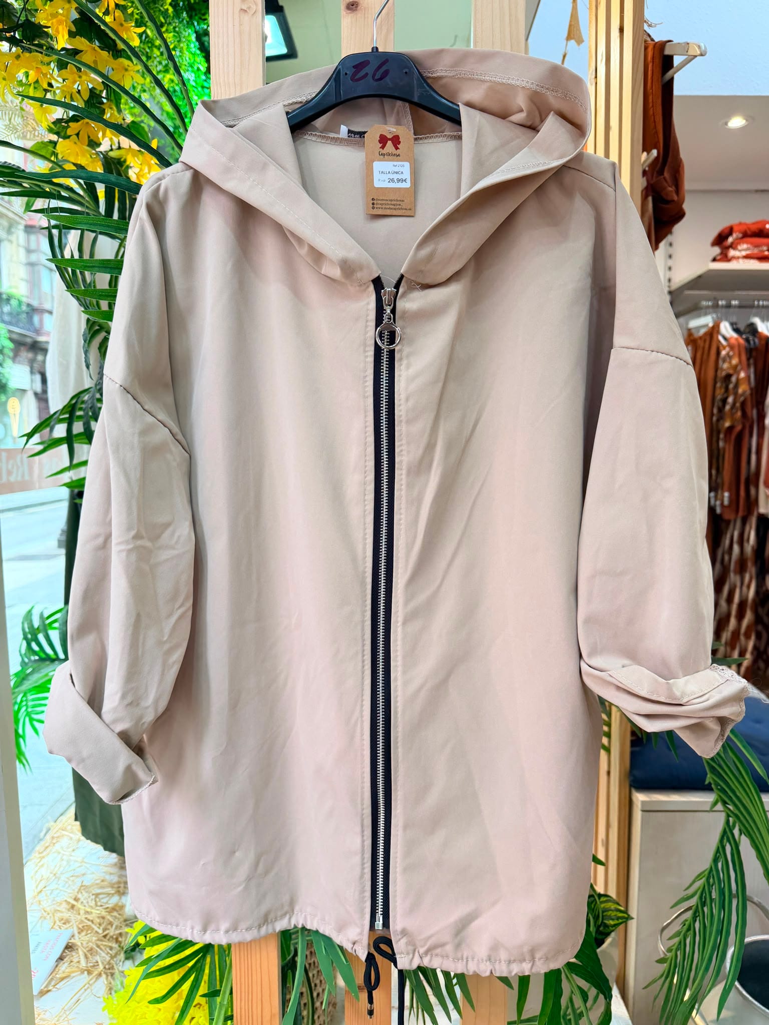 Chubasquero beige.