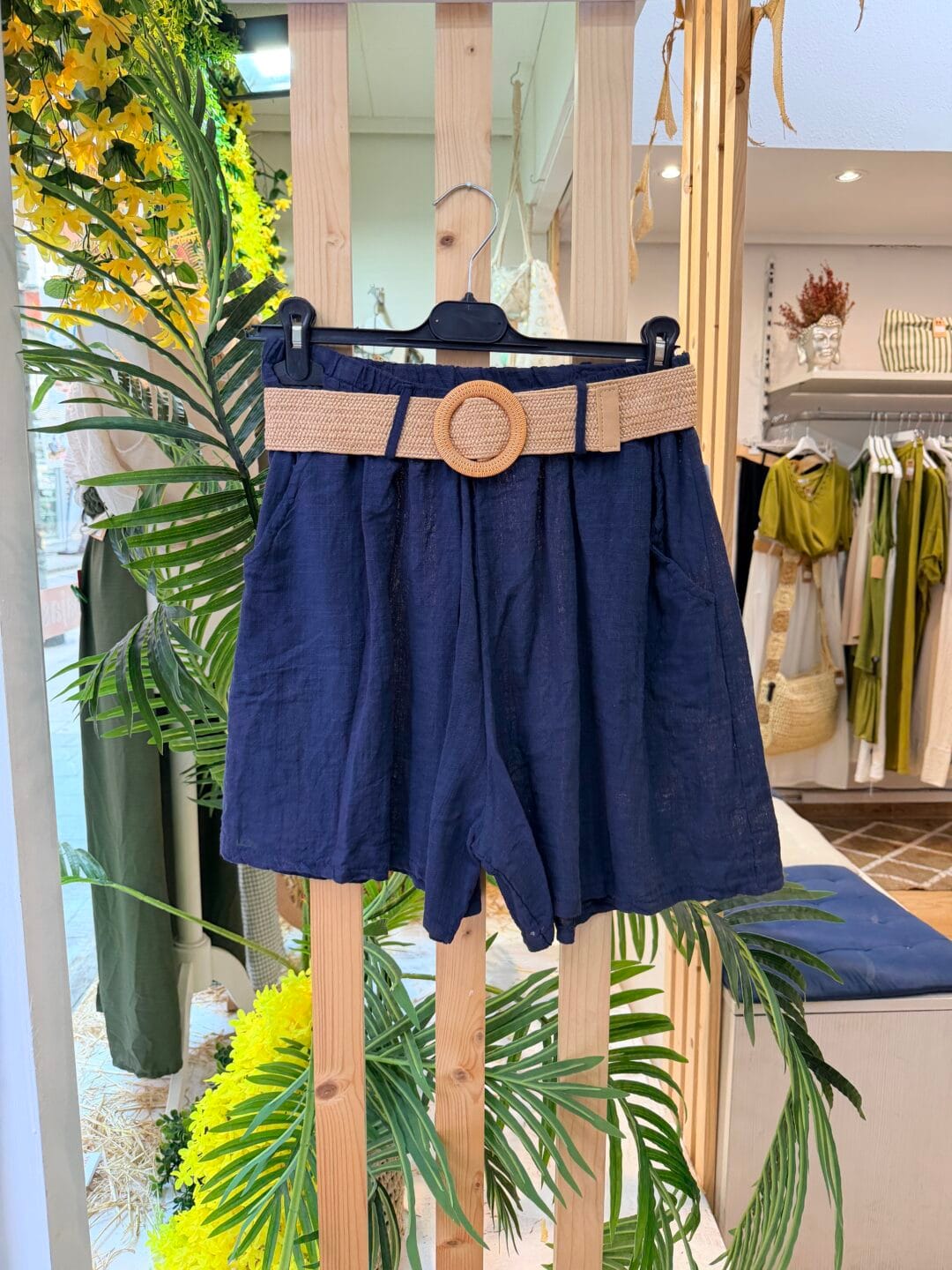 Pantalón corto con bolsillos