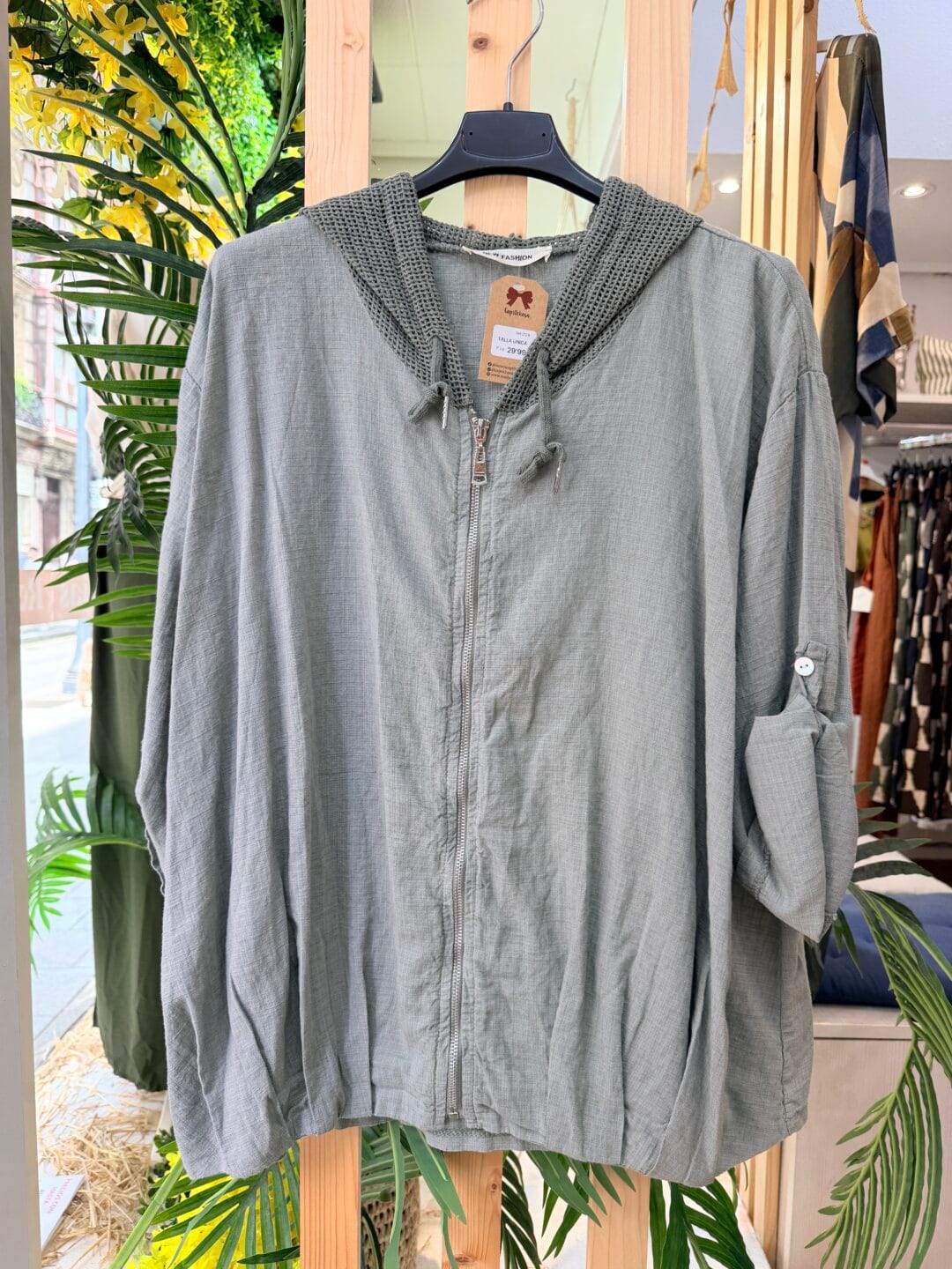 Chaqueta de rejilla y capucha