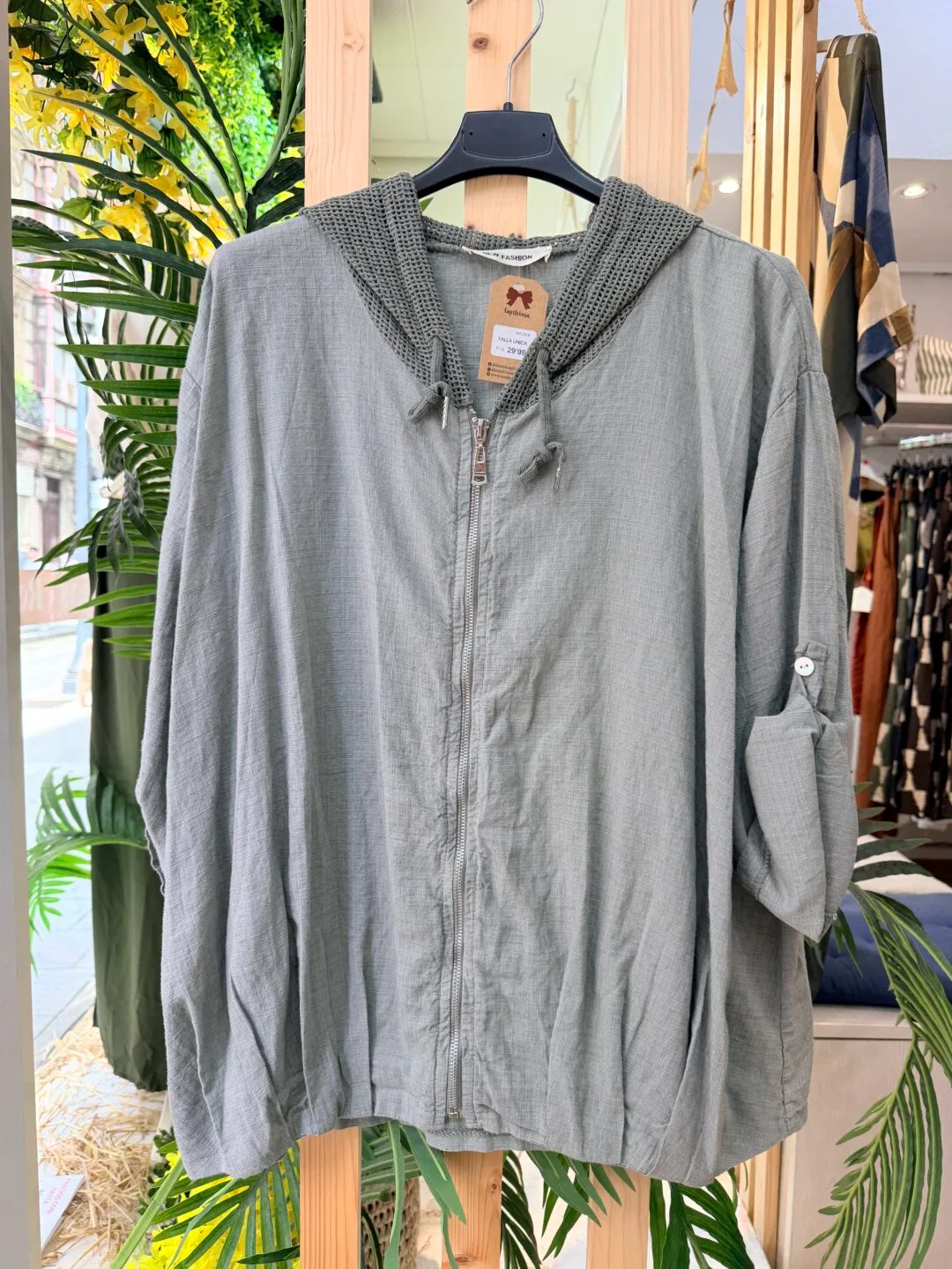 Chaqueta de rejilla y capucha