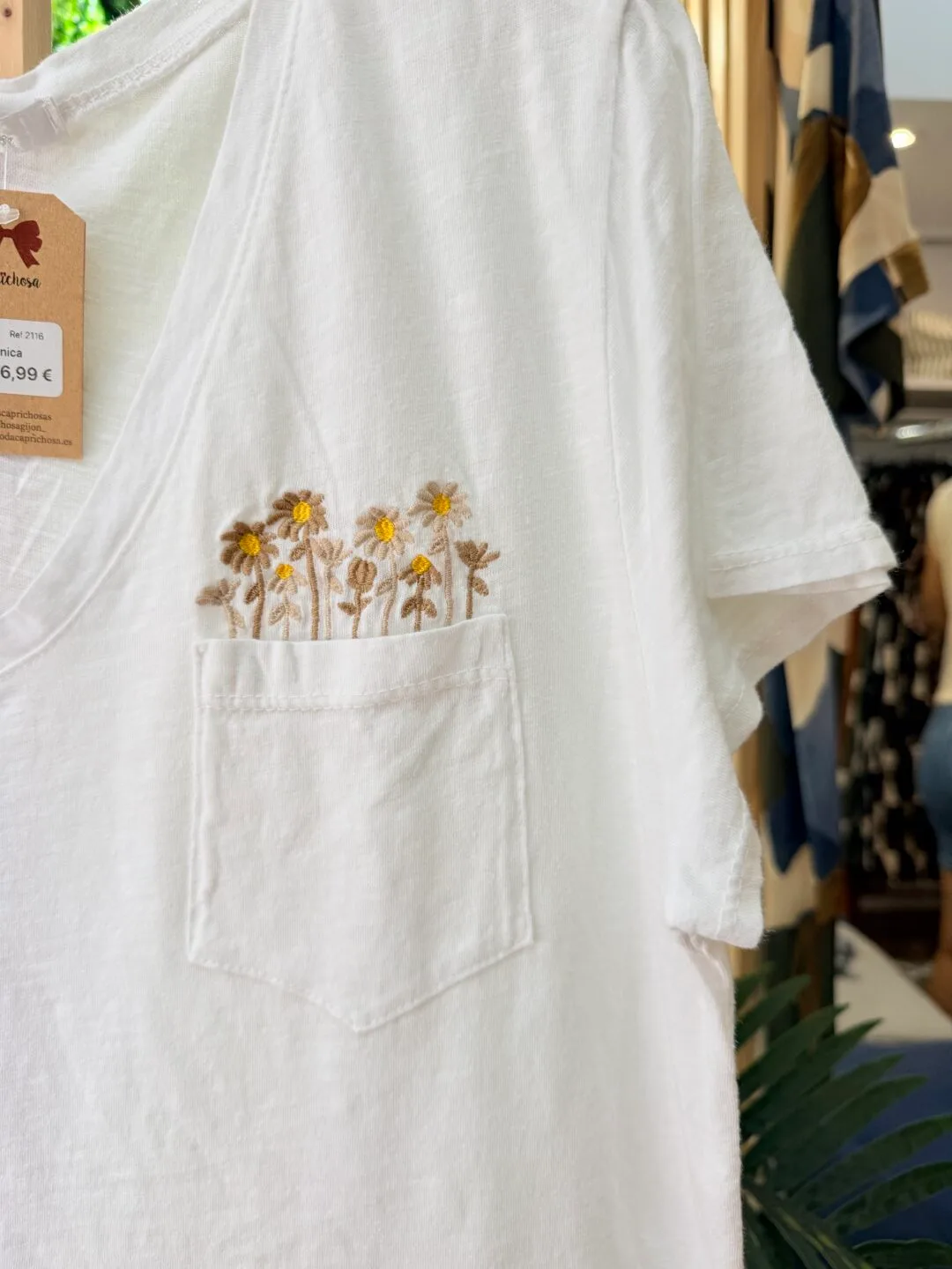 Camiseta bolsillo flores