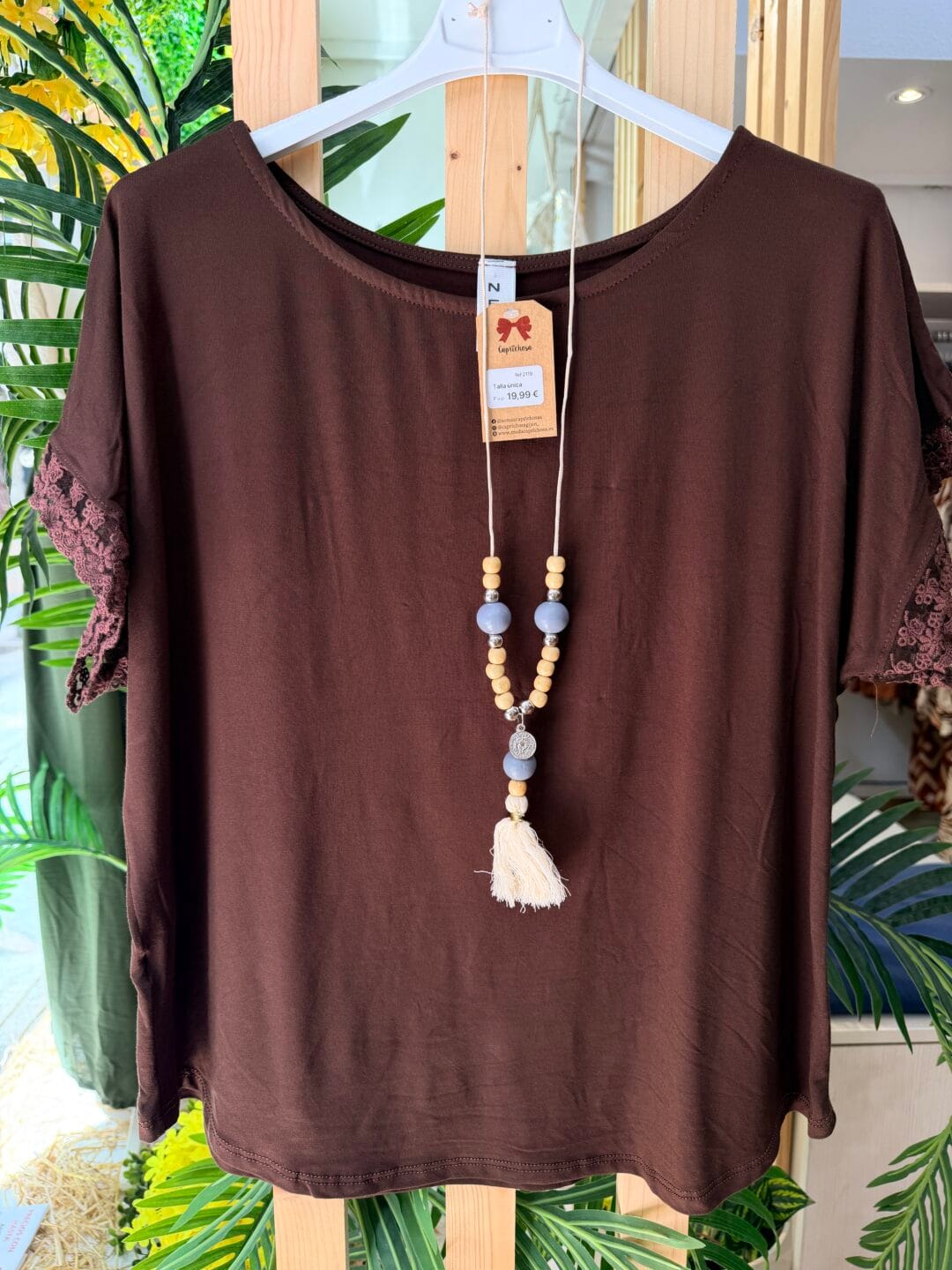 Blusa con bordado en manga