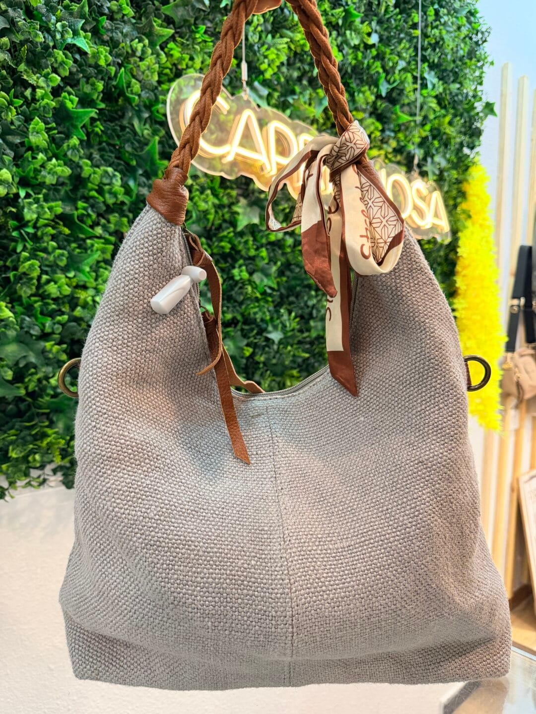Bolso rústico con asas trenzadas