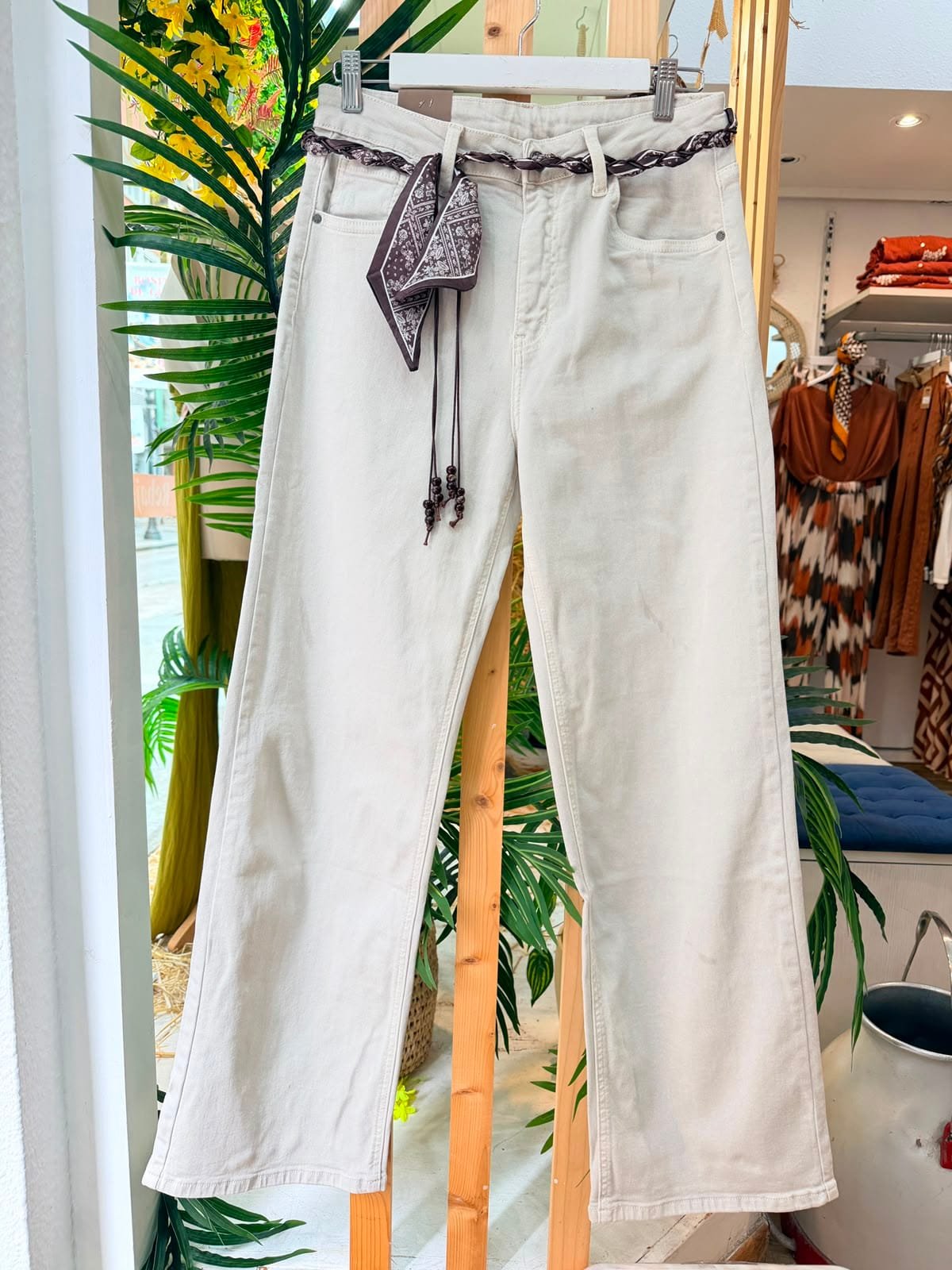 Pantalón beige con cinturón.
