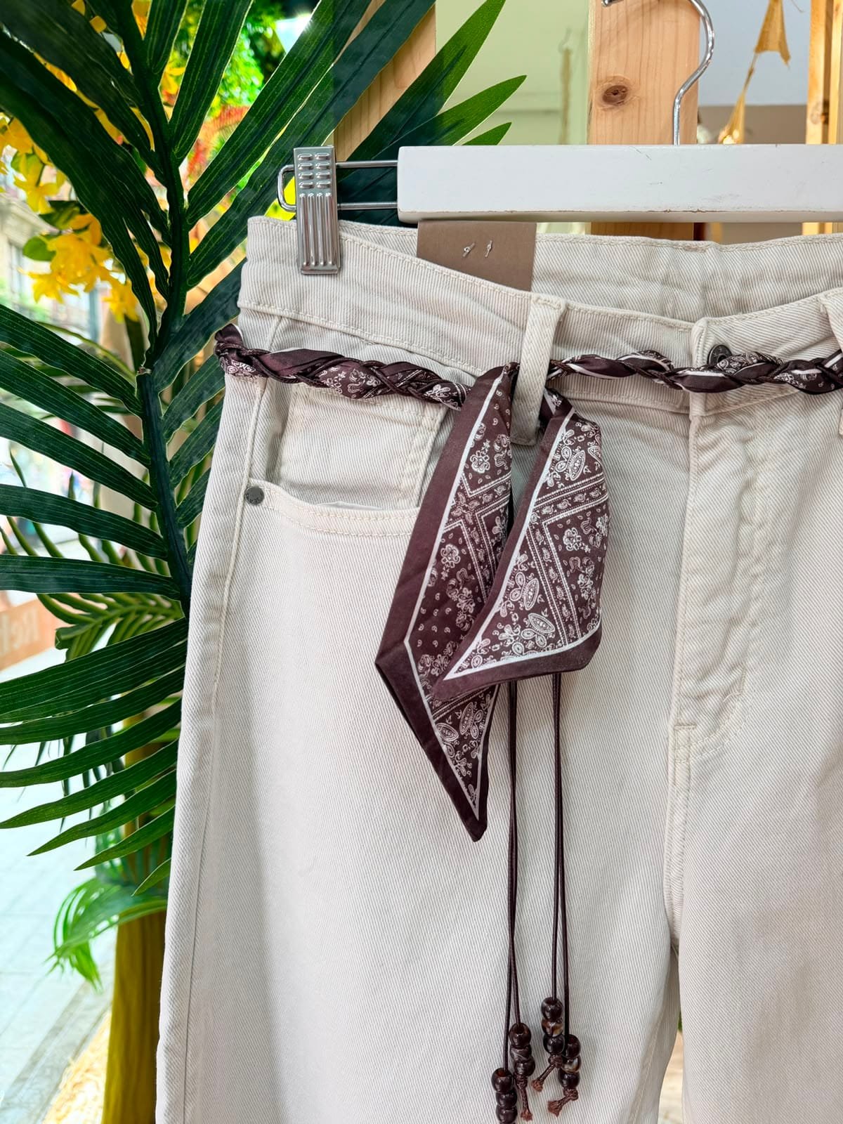 Pantalón beige con cinturón marrón
