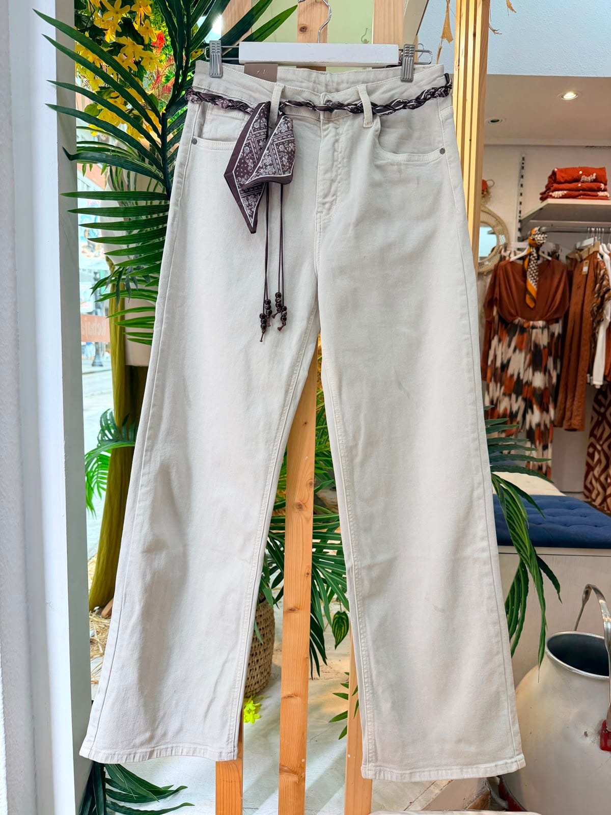 Pantalón beige con cinturón