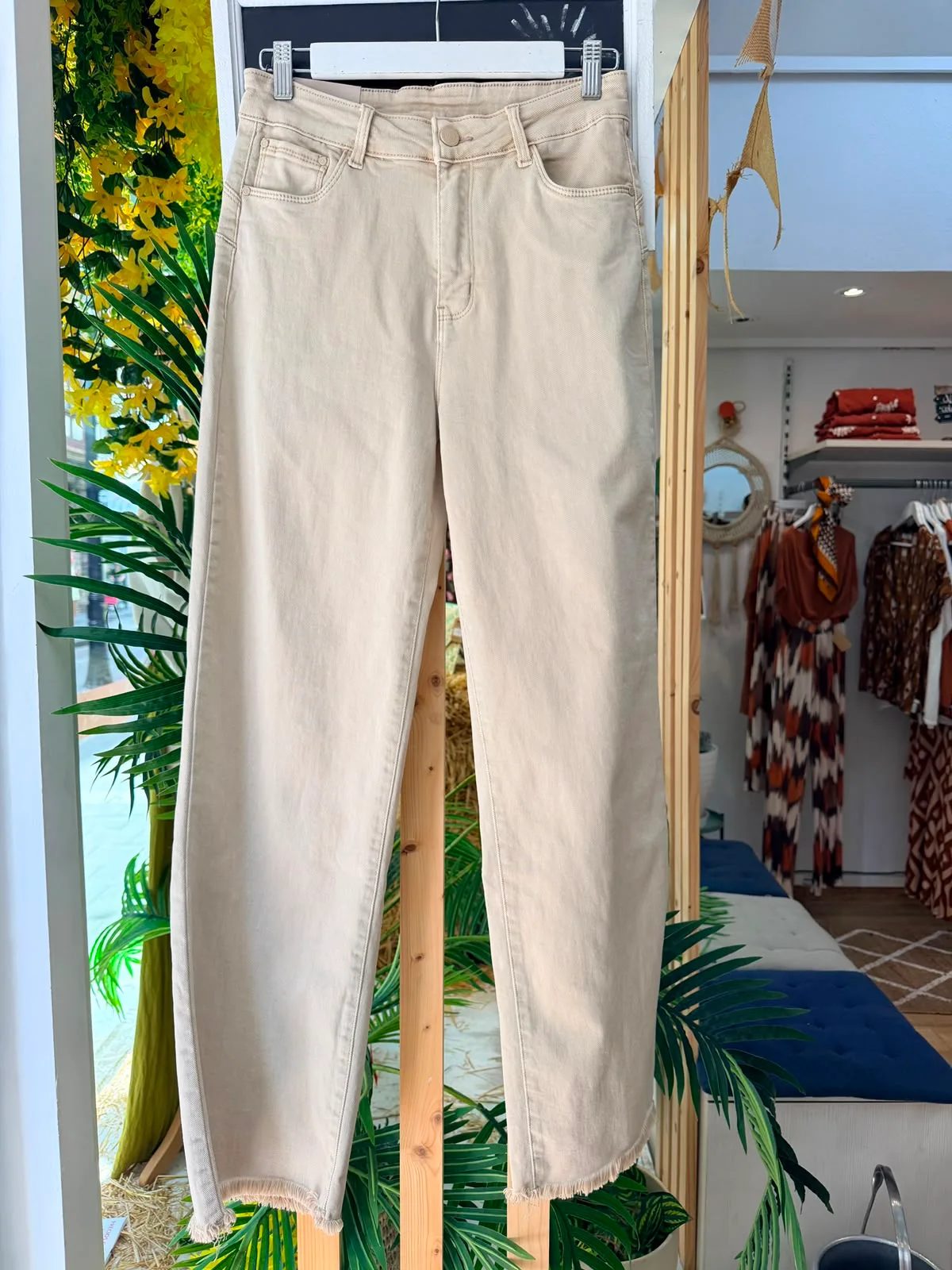 Pantalón con flecos beige