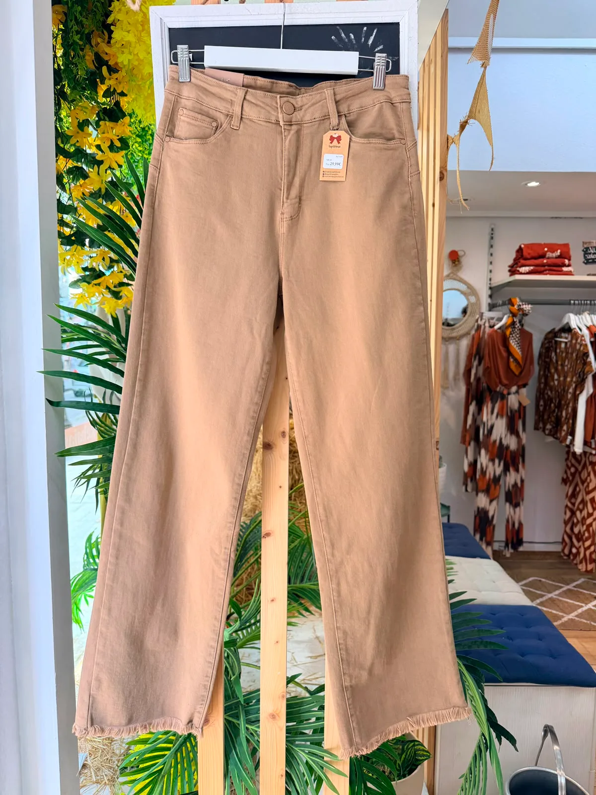 Pantalón con flecos tostado