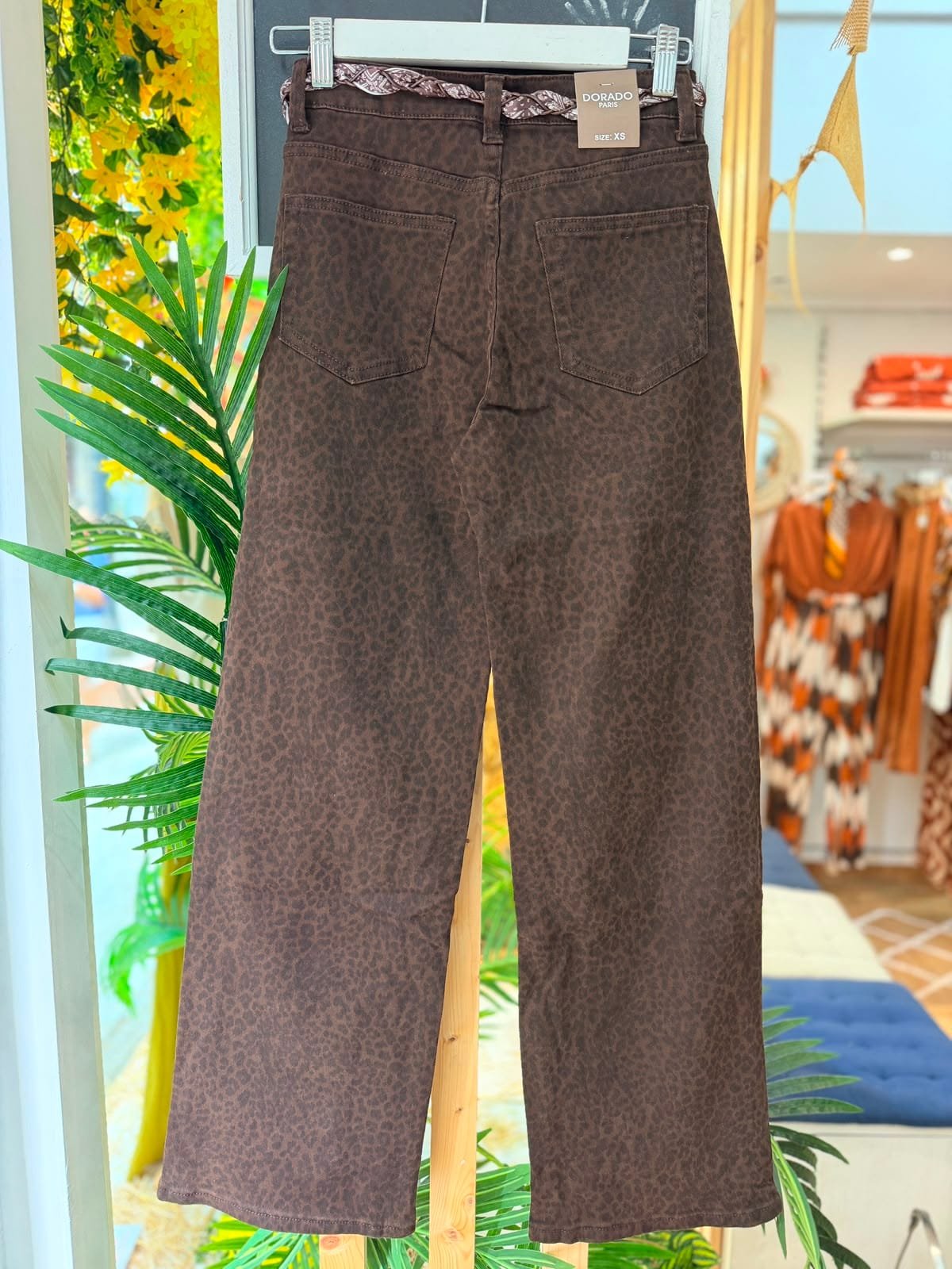 Pantalón estampado leopardo.