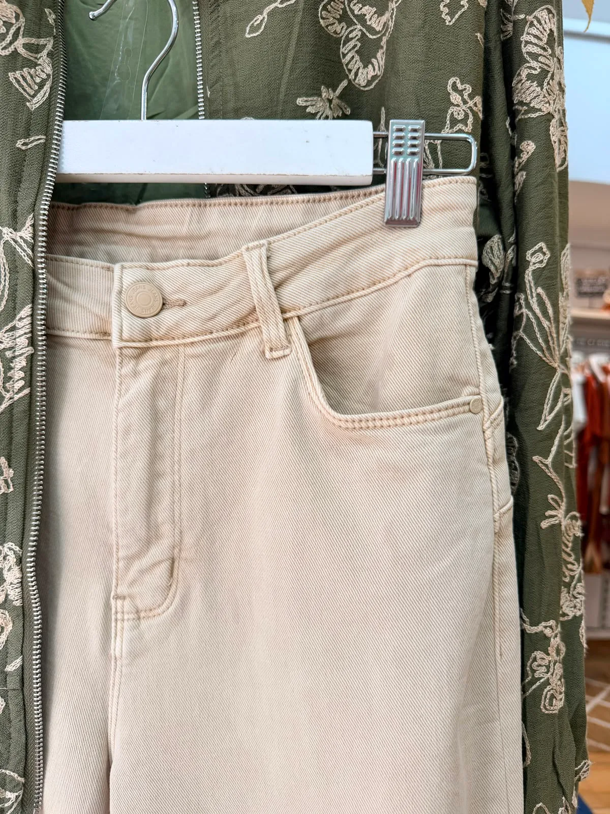 Pantalón flecos beige