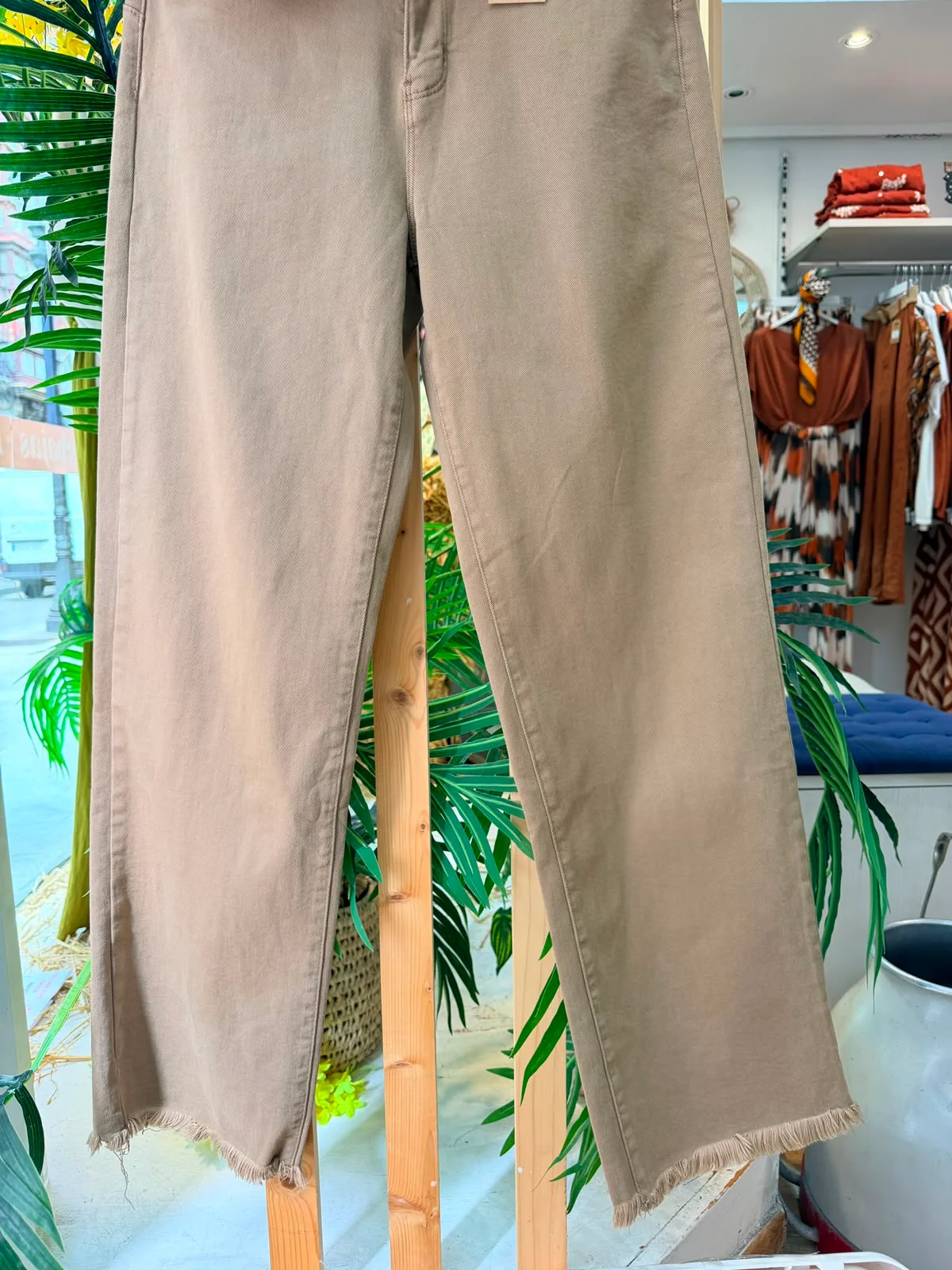 Pantalón flecos