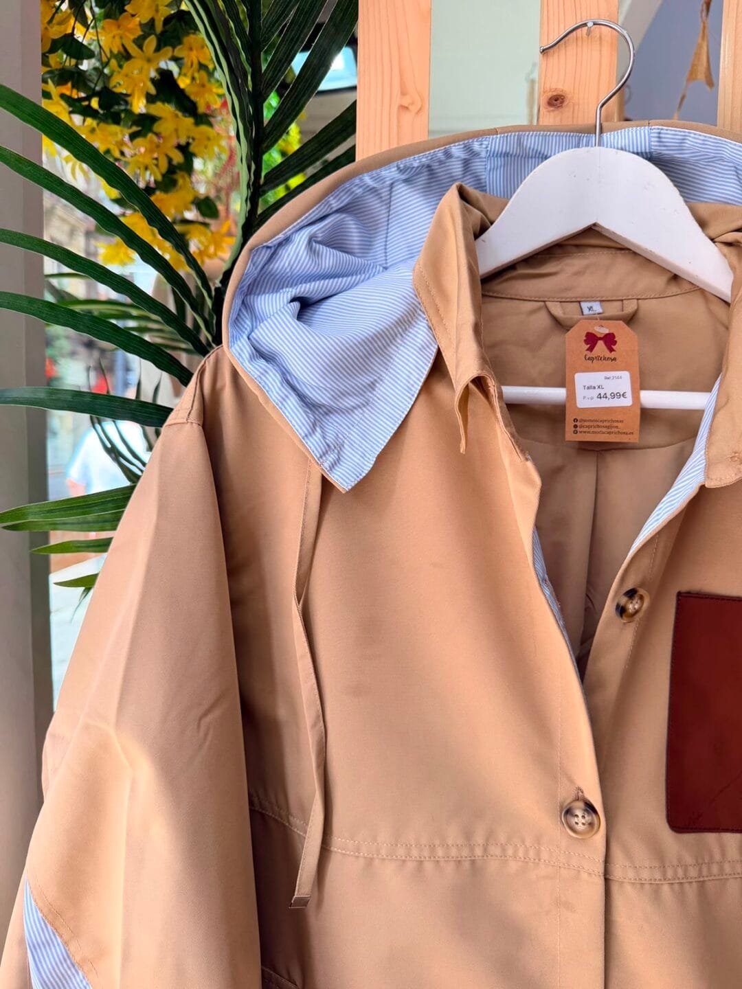 Parka con detalles de rayas | Bolsillo y capucha