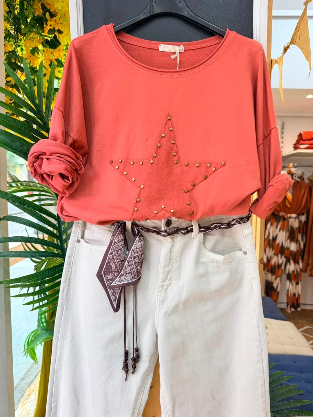 Camiseta corazón con tachuelas