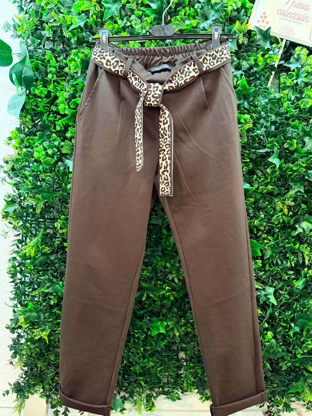 pantalón con cinturon leopardo