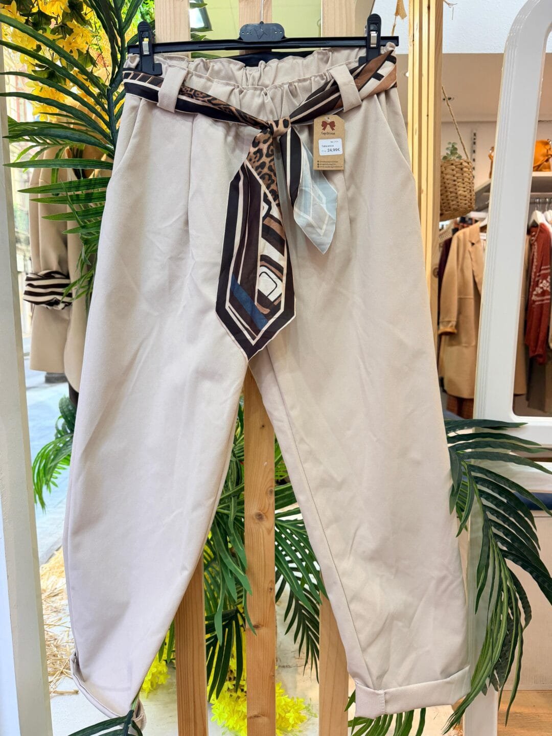Pantalón cintura fruncida con cinturón estampado