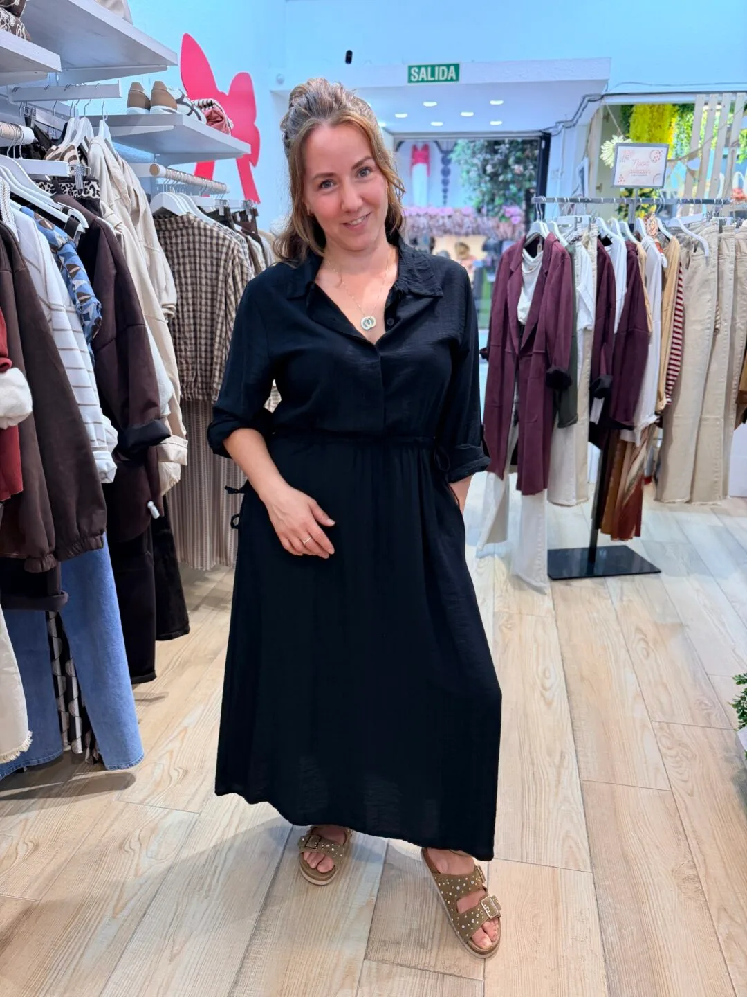 Vestido con cuello y cordón ajustable cintura