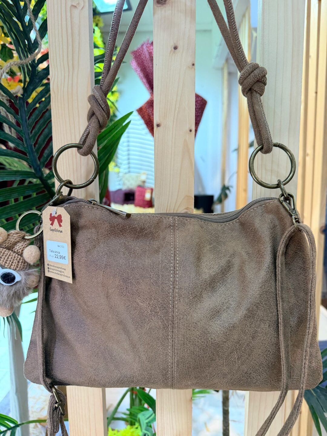 Bolso con llavero decorativo